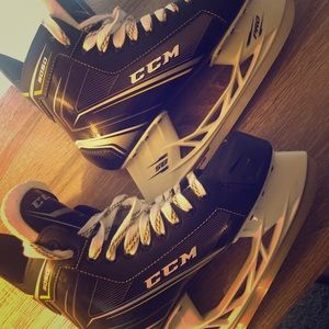 Hockey skates